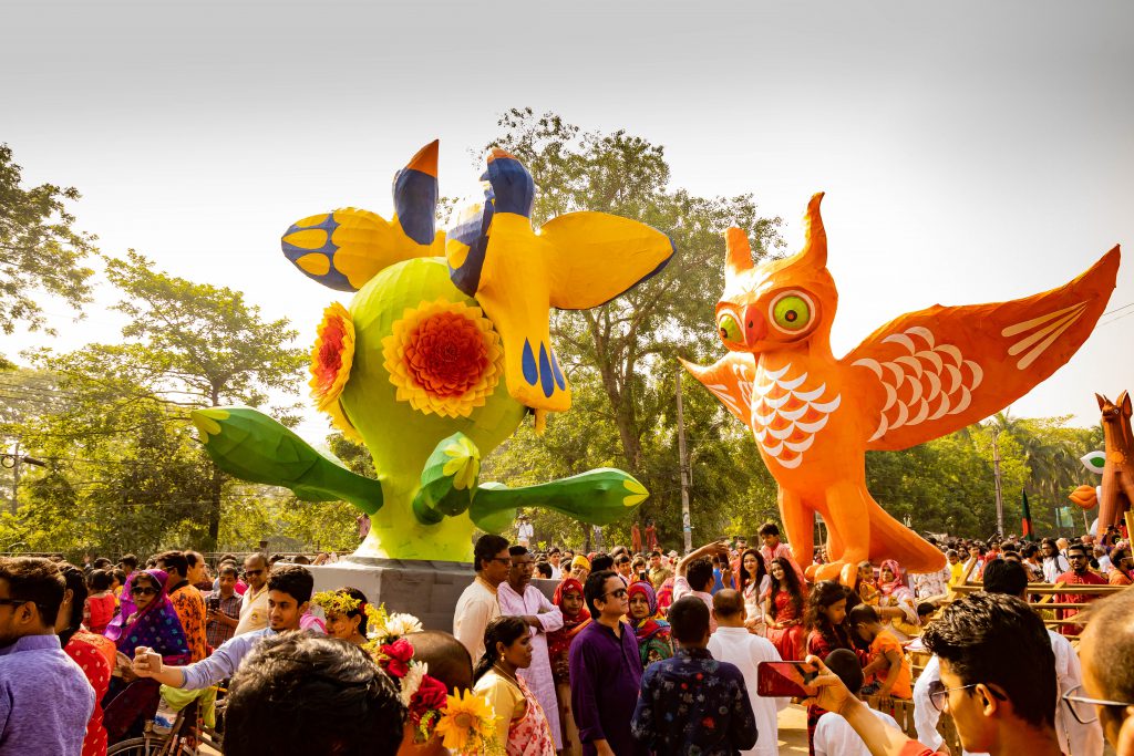 kleurrijke Mongol Shobha Jatra-processie in Dhaka Bangladesh - Bengaals NIeuwjaar