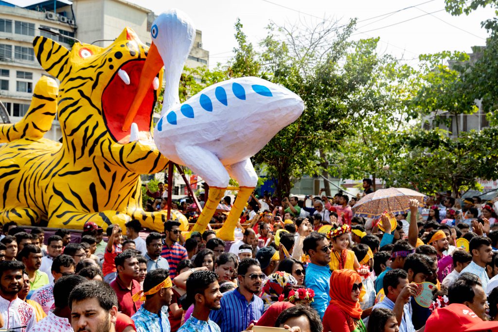 kleurrijke Mongol Shobha Jatra-processie in Dhaka Bangladesh - Bengaals NIeuwjaar
