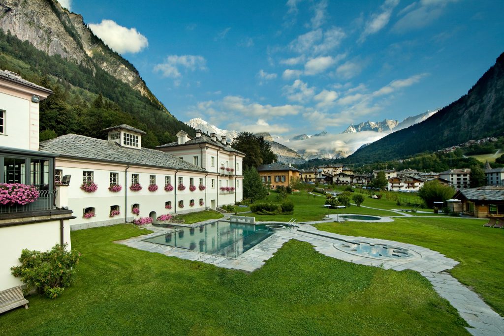 QC Terme in Pré Saint Didier - Val D'Aosta - Spa Wellness - swimming pool, mountain view - fancy