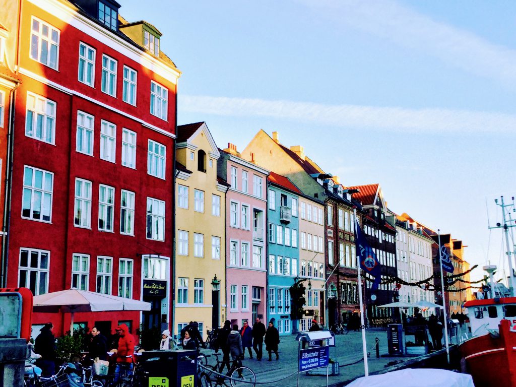drukste en meest toeristische plek van Kopenhagen heen, al is het toch leuk ook dit even gezien te hebben. De gekleurde huisjes en de mooie schepen zijn het beeld wat je in je hoofd hebt als je naar Kopenhagen komt.