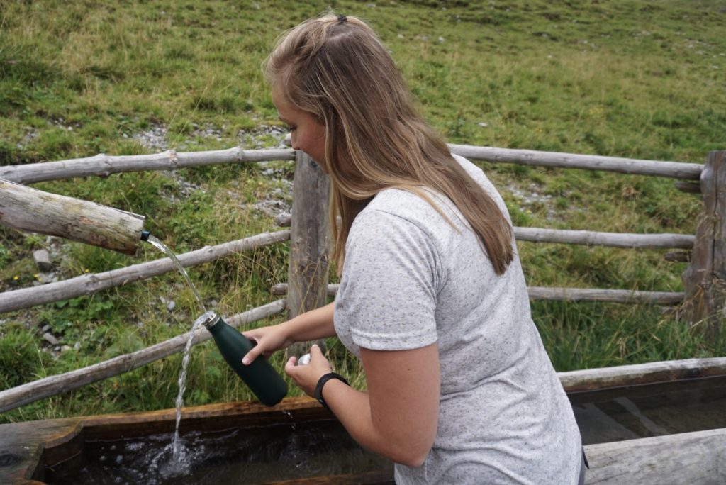  Je kan je drinkbus ook continu bijvullen aan de frisse bergkreekjes en meertjes