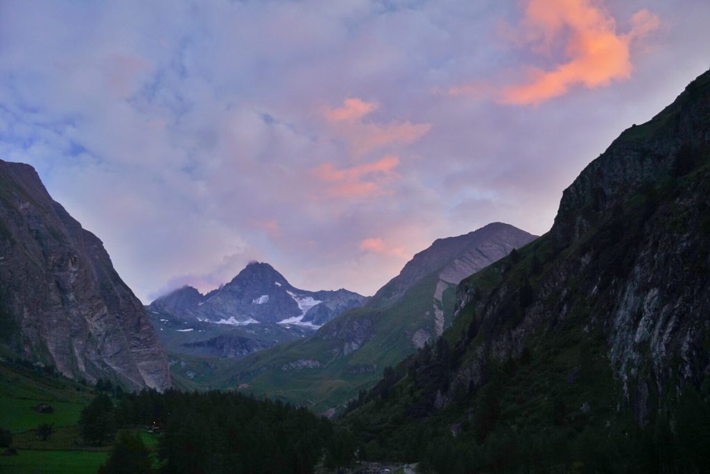 Zonsopgang of zonsondergang tijdens het hiken in Oostenrijk - duurzaam reizen
