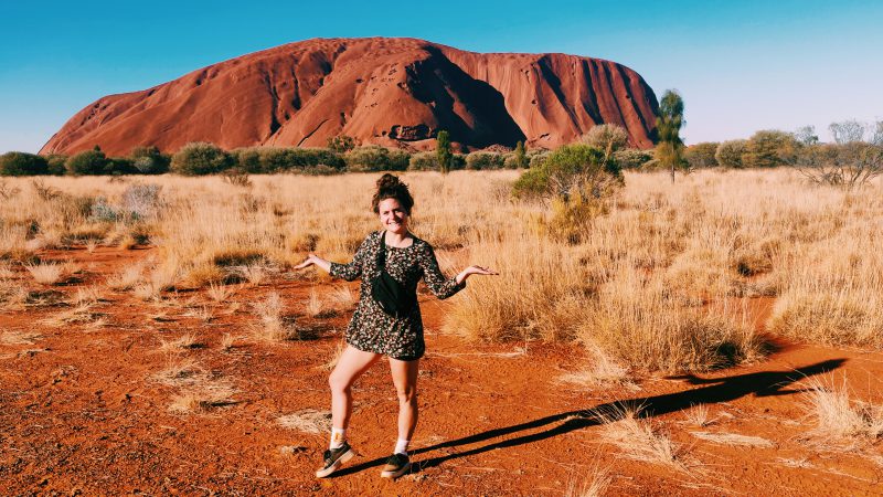 TravelRebel gastblogger Djoelie aan de voet van Uluru - Ayers Rock- Outback Australië