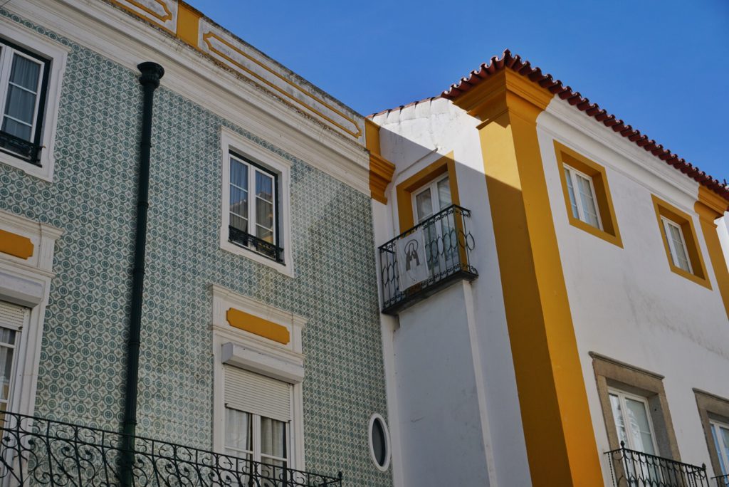 Portugese typische huizen, roadtrip Alentejo Portugal. Blauwe groene tegeltjes, gele accenten