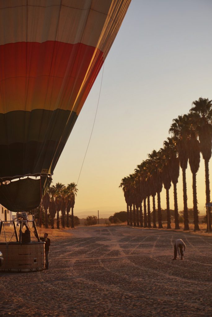 Ballonvaart tijdens zonsopkomst in Alentejo, Portugal. 