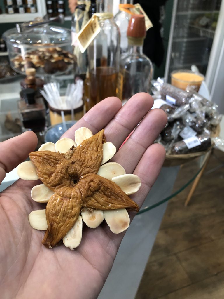 de estrela, een snack bestaande uit een vijg en amandelen