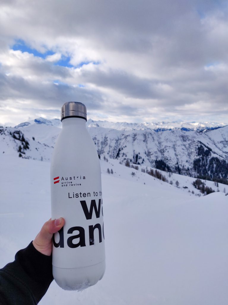 Reusable bottle on the slopes - sustainable tourism 