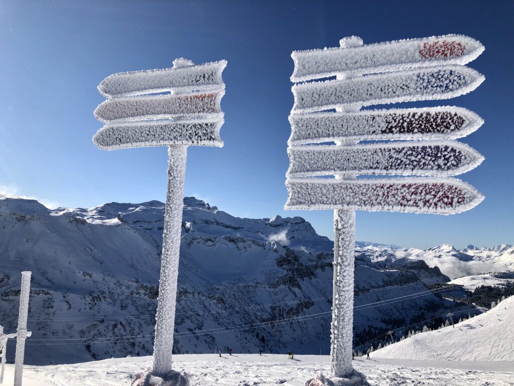 Skipistes voor alle niveaus in Grand Massif, Frankrijk. Besneeuwde richtingaanwijzers voor de blauwe/Rode/Zwarte pistes
