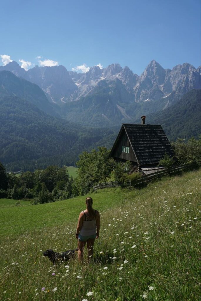 TravelRebel Silke kijkt uit over het bergdal in Slovenië vanuit Kransjka Gora