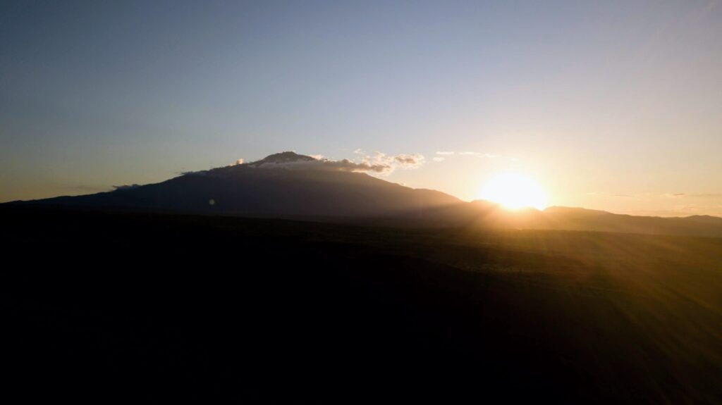 Drone shot by Charlotte Noël Overnachten aan de voet van de Kilimanjaro