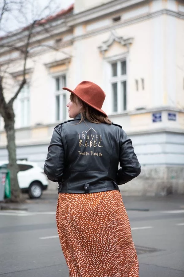 Reiziger in stedelijke omgeving met duurzame en stijlvolle outfit in Belgrado