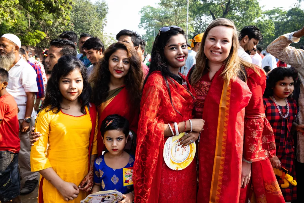 Reiziger in kleurrijke traditionele kledij tijdens een lokale culturele ervaring