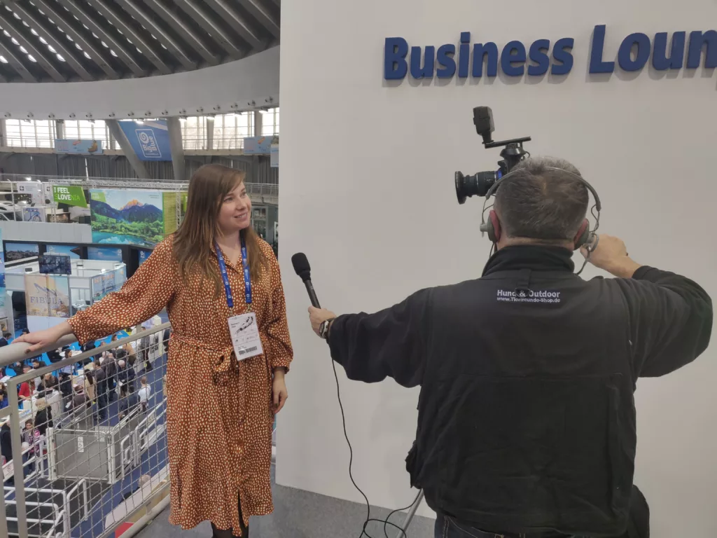 Gastspreker die wordt geïnterviewd over duurzaam reizen op een internationale toerismebeurs